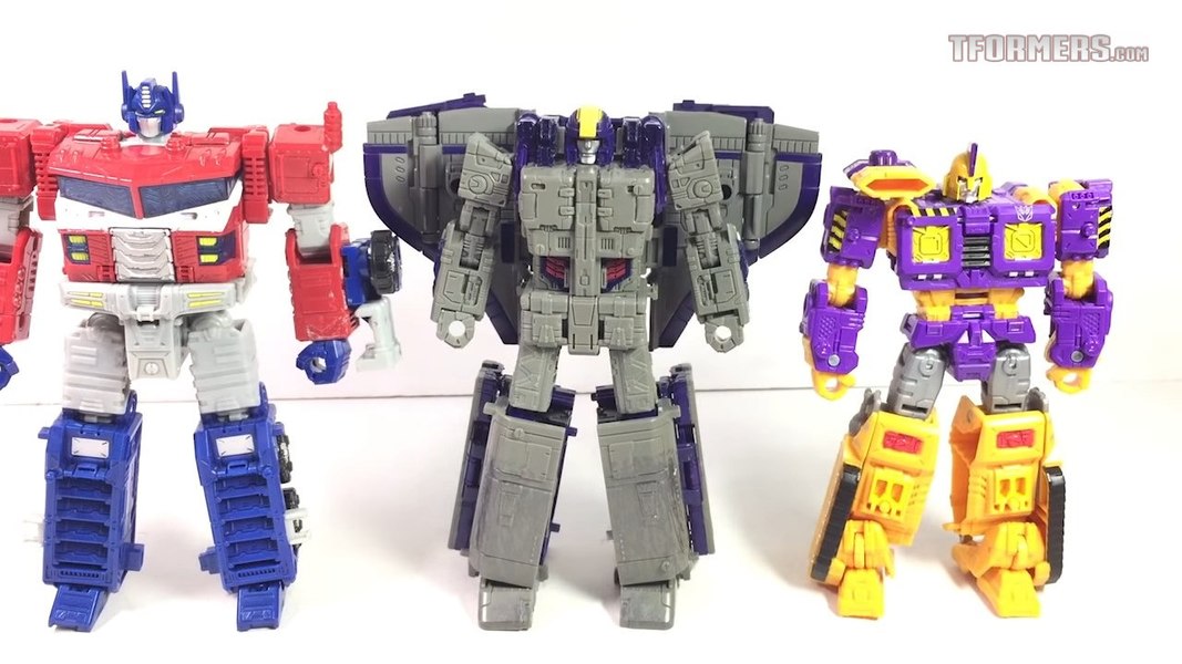 Siege Astrotrain In Hand With Video Review And Images 30 (30 of 30)